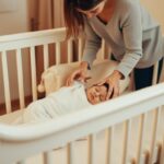 jak odkładać dziecko do łóżeczka