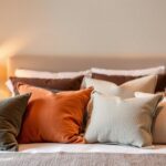 jak ułożyć poduszki w sypialni