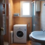 Jak urządzić małą łazienkę z pralką