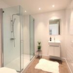 Jak urządzić małą łazienkę z prysznicem w bloku zdjęcia