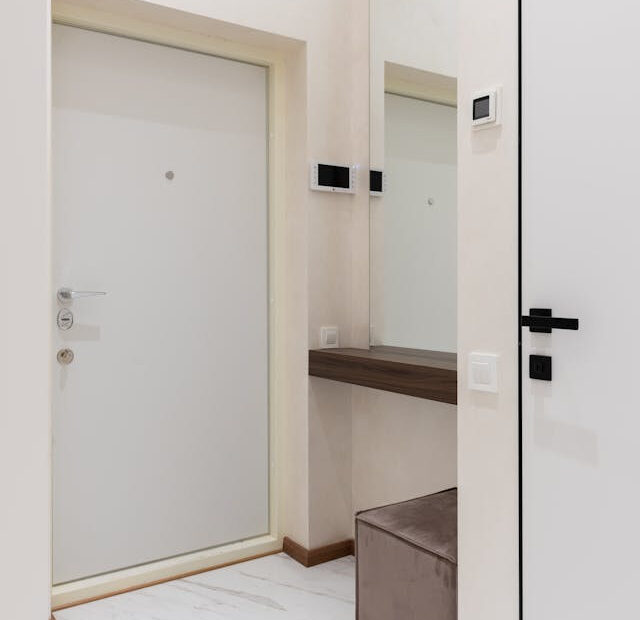 Czarne klamki w luksusowych wnętrzach - najmodniejsze rozwiązania