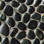 Ścieżka z otoczaków – prosty sposób na porządek wokół domu