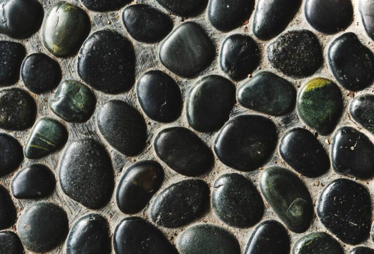 Ścieżka z otoczaków – prosty sposób na porządek wokół domu